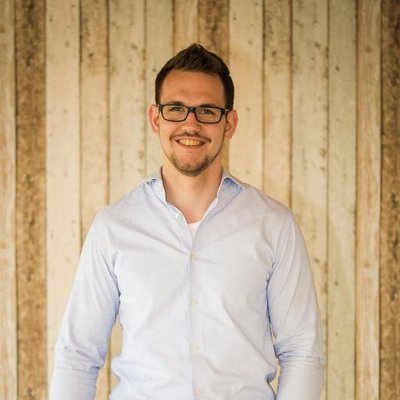 Foto van Jan Kolk bij testimonial